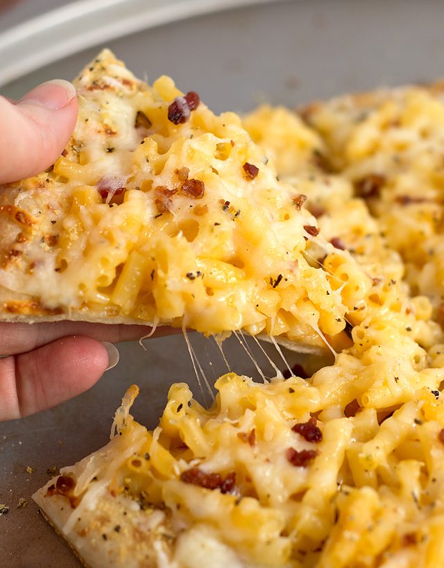 maccaroni pizza, mac and cheese pizza